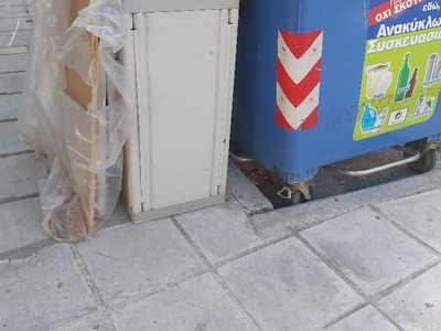 Ογκωδη αντικειμενα στο πεζοδρομιο  	Εθνικής Αντιστάσεως