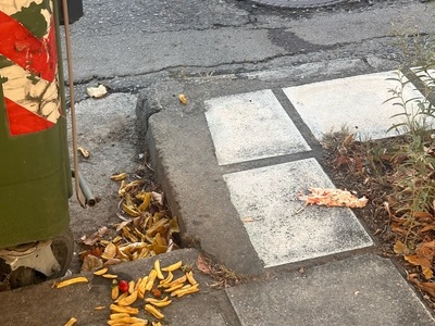 πεταμενα φαγητα στο πατωμα τρατηγού Στέφανου Σαράφη 79,