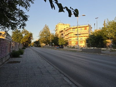 να μαζευτούν οι ταμπέλες  Μητροπολίτου Γρηγορίου Κυδωνιών 11,