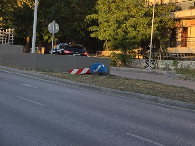 να μαζευτούν οι ταμπέλες  Μητροπολίτου Γρηγορίου Κυδωνιών 11,