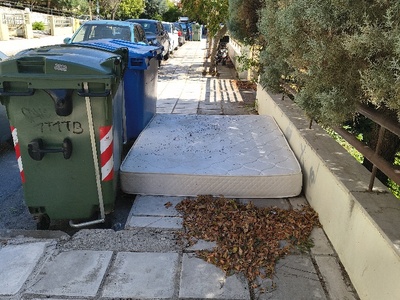 στρωμα στο πεζοδρόμιο  Αλαμάνας 32