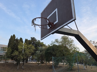 Γήπεδα μπάσκετ δίπλα στις καπναποθήκες