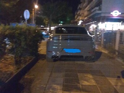 Πεζόδρομος Σοφούλη, παράνομα παρκαρίσματα   Βάλτε πασσαλάκια για να αποτραπεί.