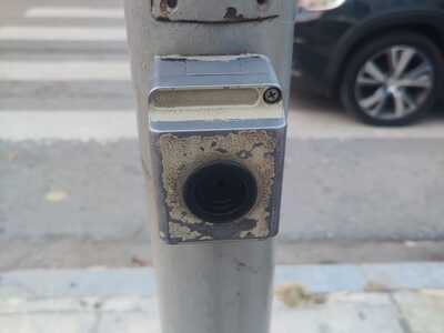 Κουμπί  φανάρι   διάβασης πεζών επί της οδού Εθ.Αντιστάσεως 25