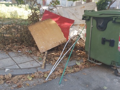 Μπαζα λαι ογκωδη στο πεζοδρομιο  Κωνσταντίνου Παλαιολόγου