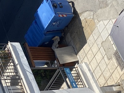 Ογκώδη αντικείμενο στο πεζοδρόμιο