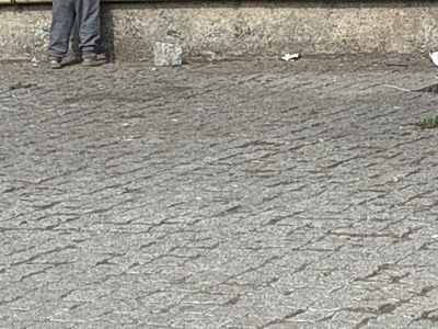 Επικινδυνες πετρες στην πλατεια δημαρχειου