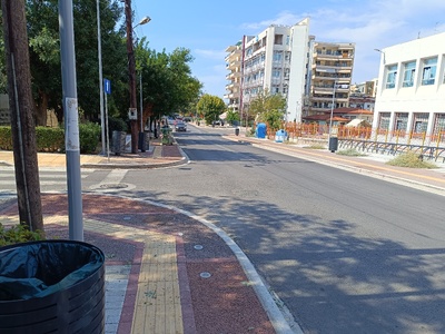 Κάδοι σκουπιδιών στην Ερυθρού Σταυρού