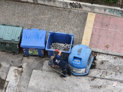 Εργασιες στο παρκο Πασαλιδη  μπάζα μέσα στον κάδο ανακύκλωσης!!!