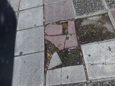 σπασμένα πλακακια στα πεζοδρόμια Αιγαίου από το φανάρι της εθνικής αντιστάσεως