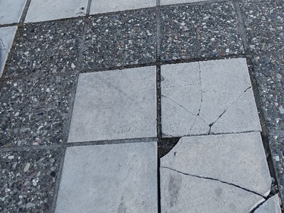 σπασμένα πλακακια στα πεζοδρόμια Αιγαίου από το φανάρι της εθνικής αντιστάσεως