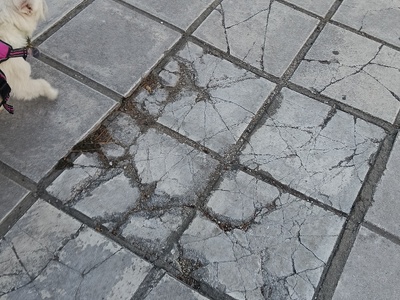 σπασμένα πλακακια στα πεζοδρόμια Αιγαίου από το φανάρι της εθνικής αντιστάσεως