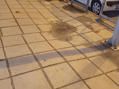 πεζοδρόμιο σπασμενο  Ανδριανουπόλεως από τη. αριστερή πλευρά ανεβαίνοντας