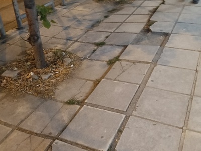 πεζοδρόμιο σπασμενο  Ανδριανουπόλεως από τη. αριστερή πλευρά ανεβαίνοντας