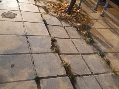 πεζοδρόμιο σπασμενο  Ανδριανουπόλεως από τη. αριστερή πλευρά ανεβαίνοντας