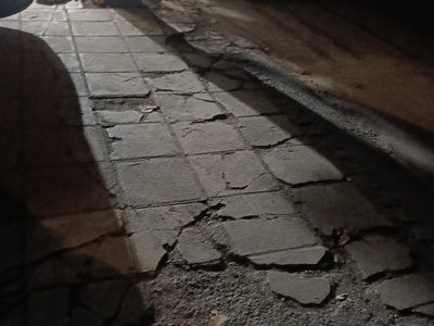 σπασμένο πεζοδρόμιο  Μεγάλου Αλεξάνδρου 40