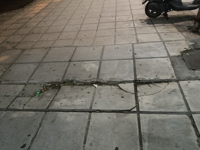 πεζοδρομιο σπασμένο  Εθνικής Αντιστάσεως 30,