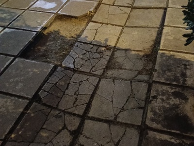 πεζοδρόμιο σπασμένο  Αιγαίου 35