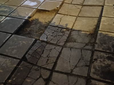 πεζοδρόμιο σπασμένο  Αιγαίου 35