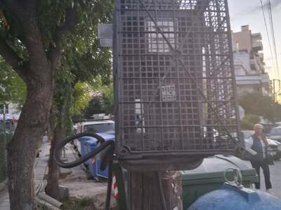 Περιεργη κατασκευη σε κολώνα ΔΕΗ  στη συμβολή οδων Αγίου Παντελεήμος με Βενιζέλου