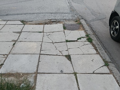 πεζοδρόμιο κατεστραμμενο  Σουρμένων 81,