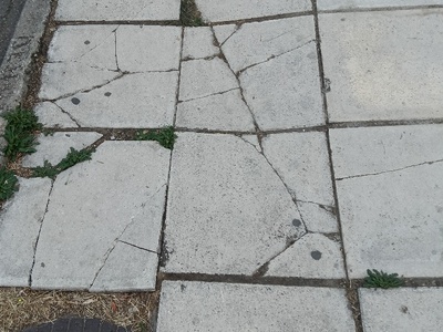 πεζοδρόμιο κατεστραμμενο  Σουρμένων 81,