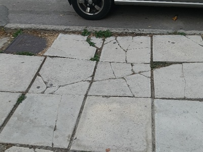 πεζοδρόμιο κατεστραμμενο  Σουρμένων 81,