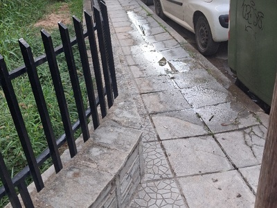 Στεκουμενα νερα   πεζοδρομιο .  Αμαζωνων 3