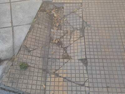 προβλήματα σε πεζοδρόμια   	ΑΡΓΥΡΟΠΟΥΛΟΥ 31 με ΚΑΛΛΙΔΟΥ γωνία