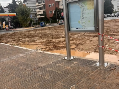 Λάσπες στον περιβάλλοντα χώρο έξω από τον σταθμό Νέα Κρήνη