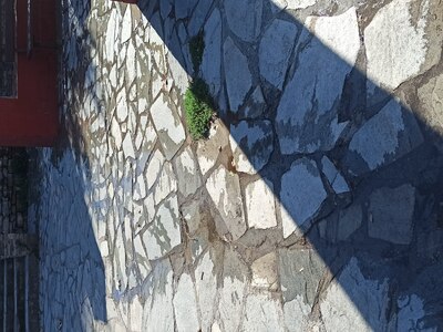 Σπασμένος σωλήνας και τρέχει νερό  πάρκο της Κερασούντος