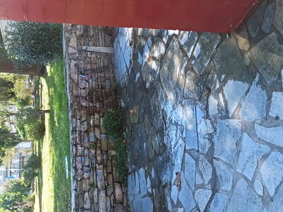 Σπασμένος σωλήνας και τρέχει νερό  πάρκο της Κερασούντος