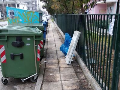 Κάδοι απορριμάτων έμπροσθεν 14 Νηπιαγωγείου Καλαμαριάς