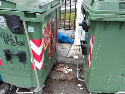 Κάδοι απορριμάτων έμπροσθεν 14 Νηπιαγωγείου Καλαμαριάς