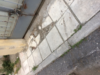Σπασμένα πλακάκια πεζοδρομίου