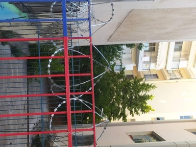 Δημοτικό θυμίζει στρατόπεδο