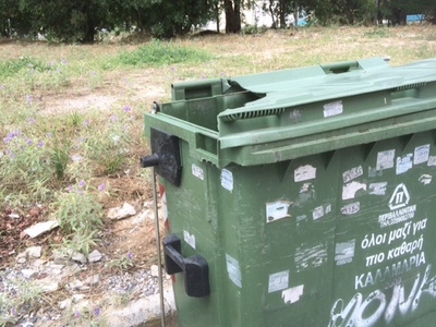 Σπασμένο καπάκι πράσινου κάδου