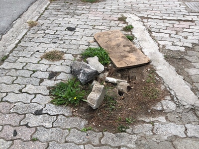 Σπασμενες πλακες πεζοδρομιου