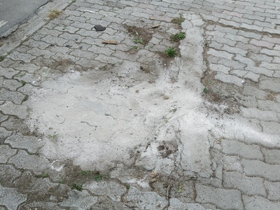 Σπασμενες πλακες πεζοδρομιου