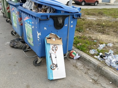 Γεματοι καδοι-σκουπιδια παντου