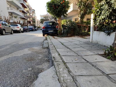 Κατεστραμμένο πεζοδρομιο