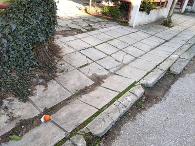 Κατεστραμμένο πεζοδρομιο