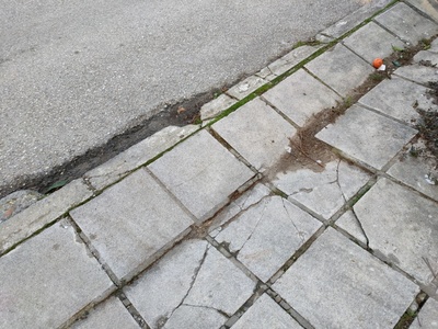 Κατεστραμμένο πεζοδρομιο