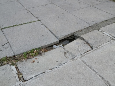 Επικίνδυνη τρύπα στο πεζοδρόμιο στην είσοδο νηπιαγωγείου