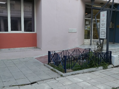 Επικίνδυνη τρύπα στο πεζοδρόμιο στην είσοδο νηπιαγωγείου