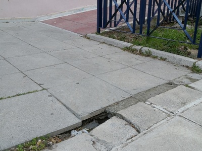 Επικίνδυνη τρύπα στο πεζοδρόμιο στην είσοδο νηπιαγωγείου