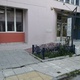 Επικίνδυνη τρύπα στο πεζοδρόμιο στην είσοδο νηπιαγωγείου