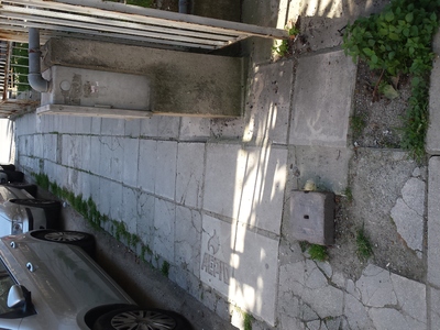 Τουβλο που καπακωνει τρυπα επικινδυνο για τους πεζους