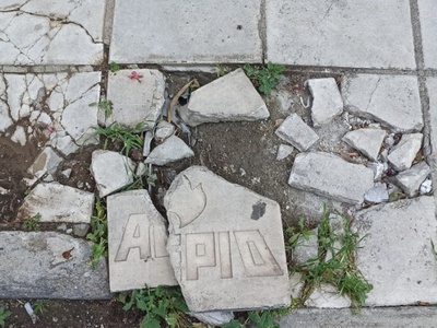 Κατεστραμμένα πλακάκια πεζοδρομίου