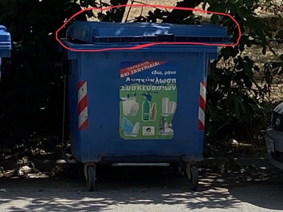 Χαλασμένο καπάκι κάδους Ανακύκλωσης